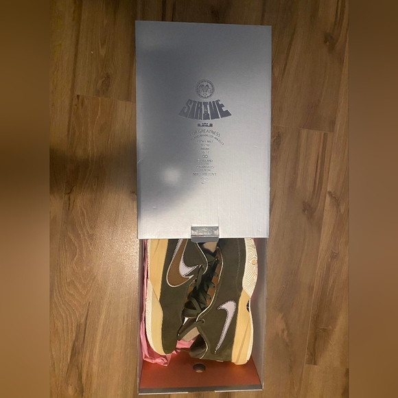 LeBron XX Basketball Shoes - Picture 3 of 14